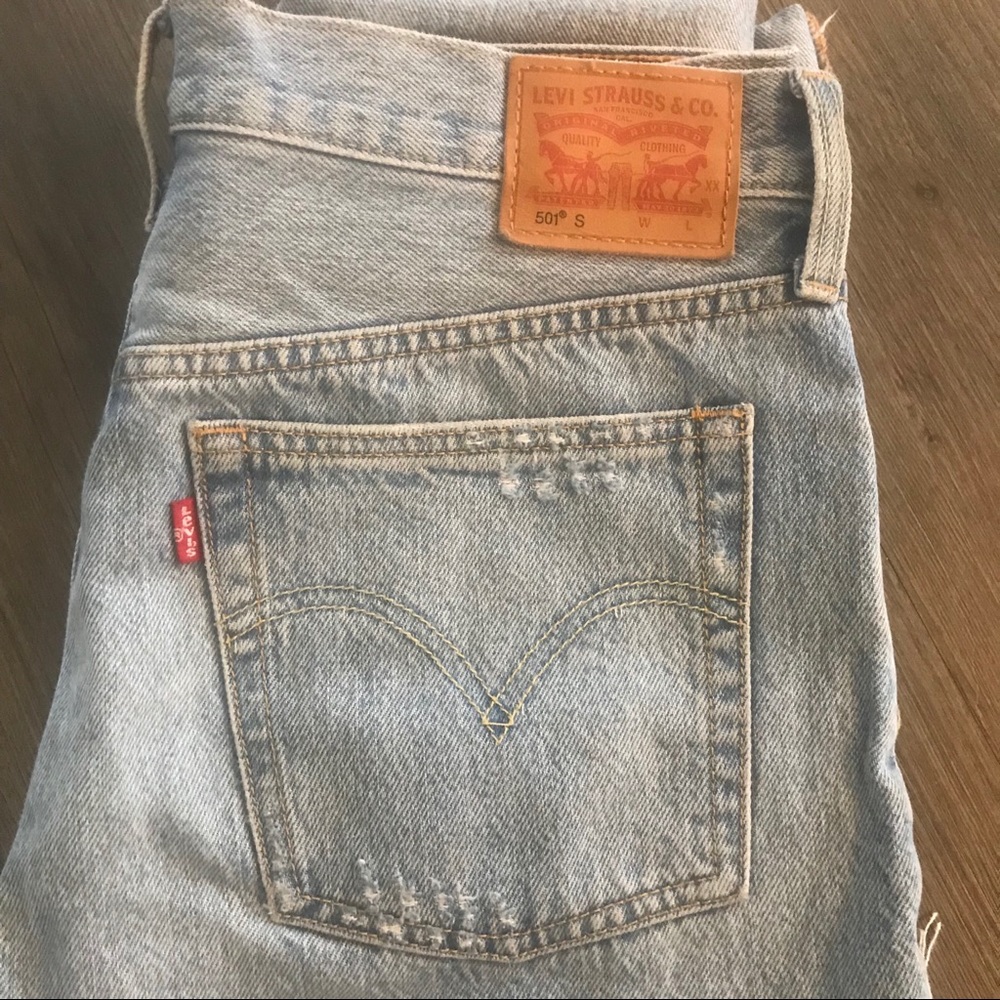 Size 8 light wash Levi jeans